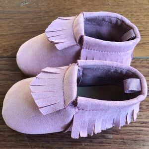 Never Worn Old Navy Pink Fringe Size 6-12 Month Moccasin Booties